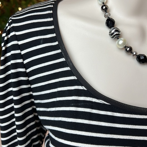 🖤WHITE HOUSE BLACK MARKET BLACK & WHITE STRIPED TOP KEYHOLE BACK SIZE SMALL🖤🤍 - Picture 5 of 16